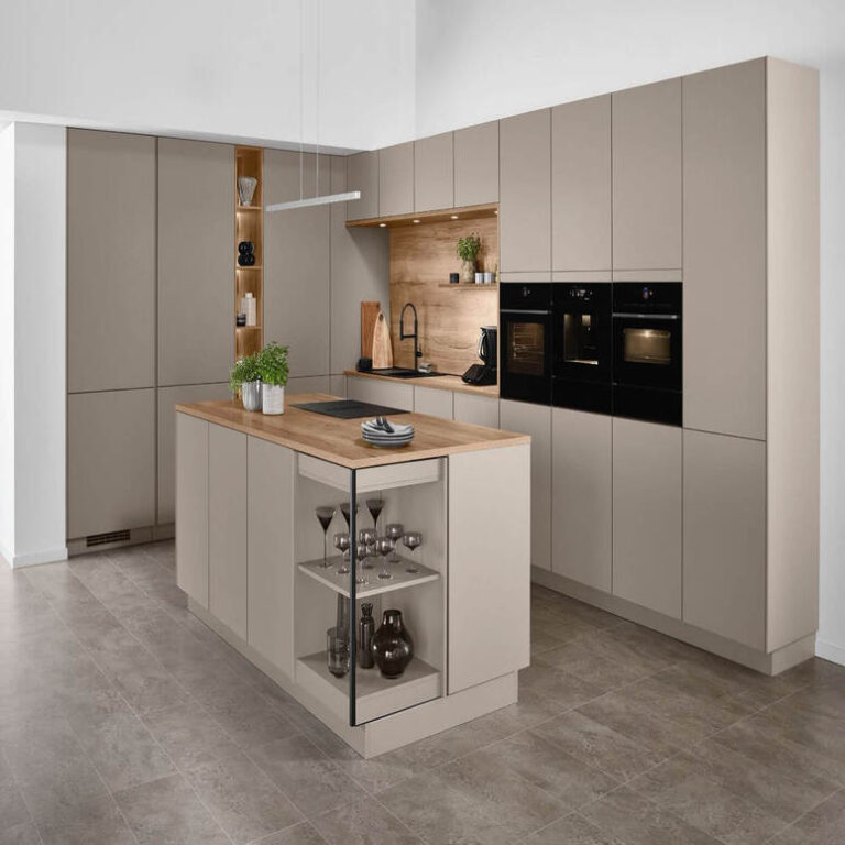 Küche in Kaschmir-Beige mit Kochinsel, Holzarbeitsplatte und offenem Regal – Küchenstudio Heidelberg