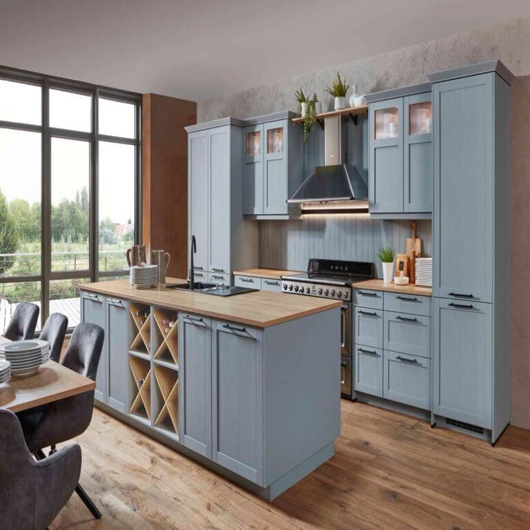 Landhausküche in Hellblau mit Vitrinenschränken, Kochinsel und Holzarbeitsplatte – Küchenstudio Heidelberg