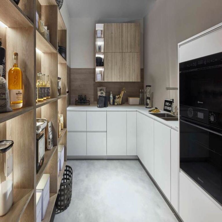 Moderne weiße Küche mit Hochschränken, Holzregal und schwarzen Einbaugeräten