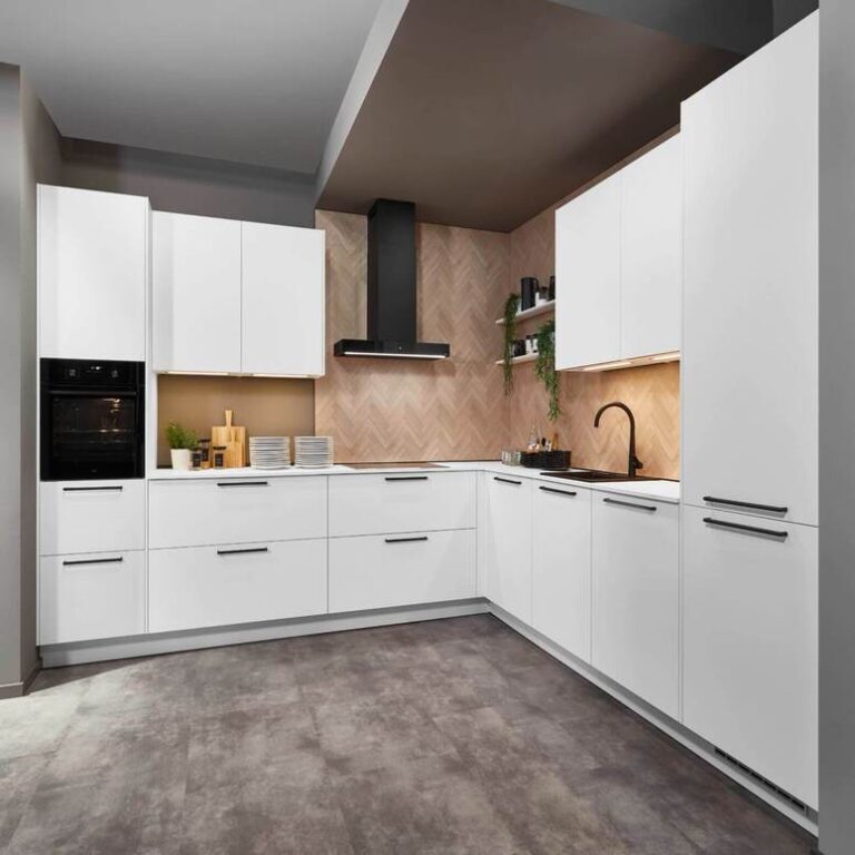 Weiße Eckküche mit Holzrückwand Weiße Eckküche mit grifflosen Fronten, Holzrückwand und schwarzer Dunstabzugshaube – Küchenberatung Heidelberg