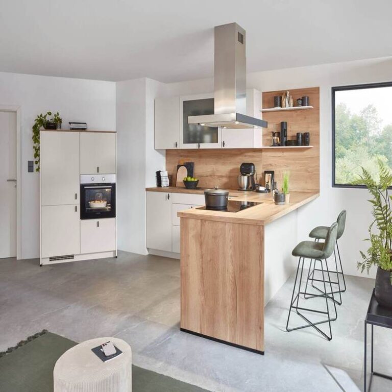 Offene Küche mit Holztheke – Küchenberatung Heidelberg Offene Küche mit Theke aus Holz, Barhockern und Insel-Dunstabzugshaube