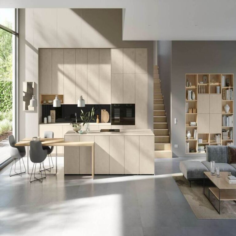Offene Küche mit Wohnbereich Offene moderne Küche in Beige mit Kochinsel, Essplatz und angrenzendem Wohnbereich – Küchenberatung Heidelberg